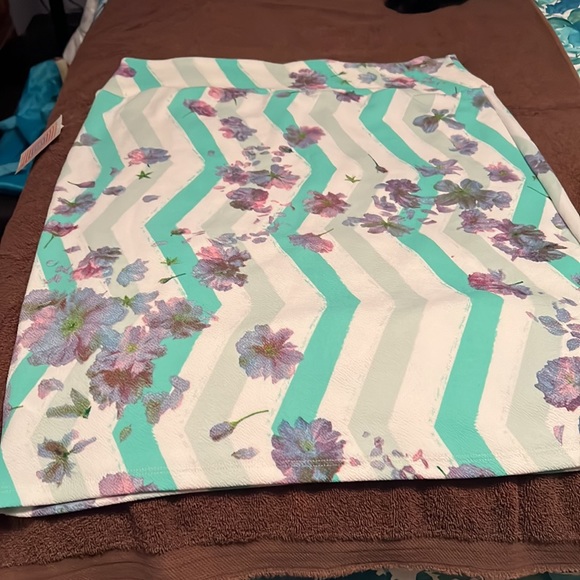 LuLaRoe Cassie - Picture 3 of 3